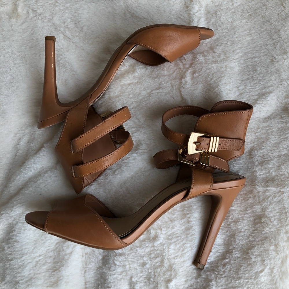 Gianni Bini tan heels
